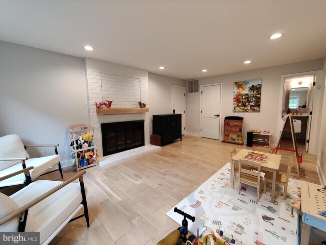 Building Photo - 9051 Laurel Hill Ct