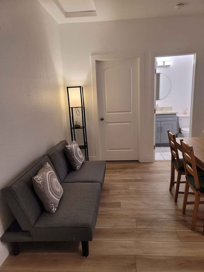 Building Photo - Newer Furnished Northwest ADU