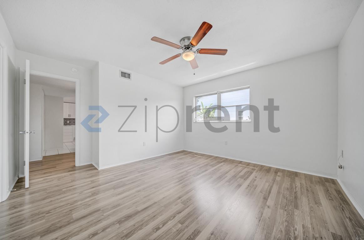 Building Photo - Unit 4