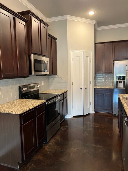 Building Photo - 8119 Redbrush