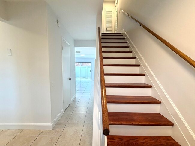 Building Photo - 413 N Cypress Dr
