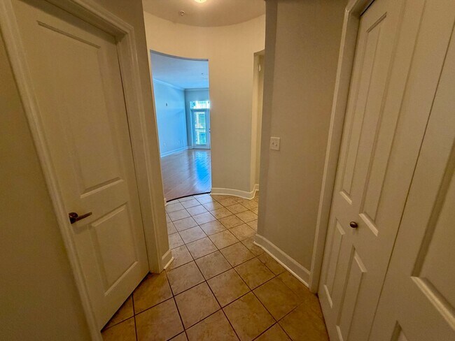 Building Photo - 2 Bedroom 2.5 Bath