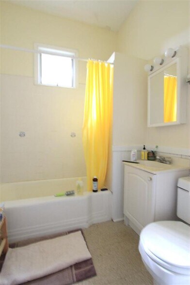 Building Photo - 4 Forest St