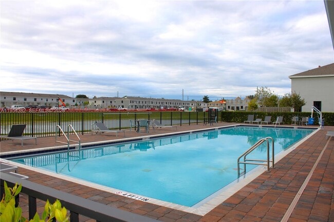 Building Photo - 470 NE 12th St