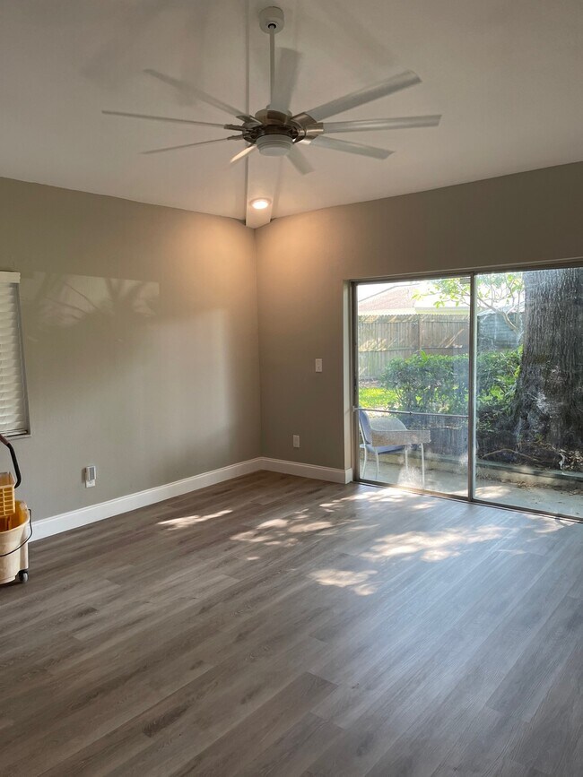 Building Photo - 2932 Eastwood Dr