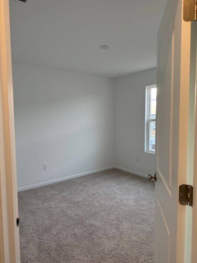 Building Photo - 302 Kingsport Dr