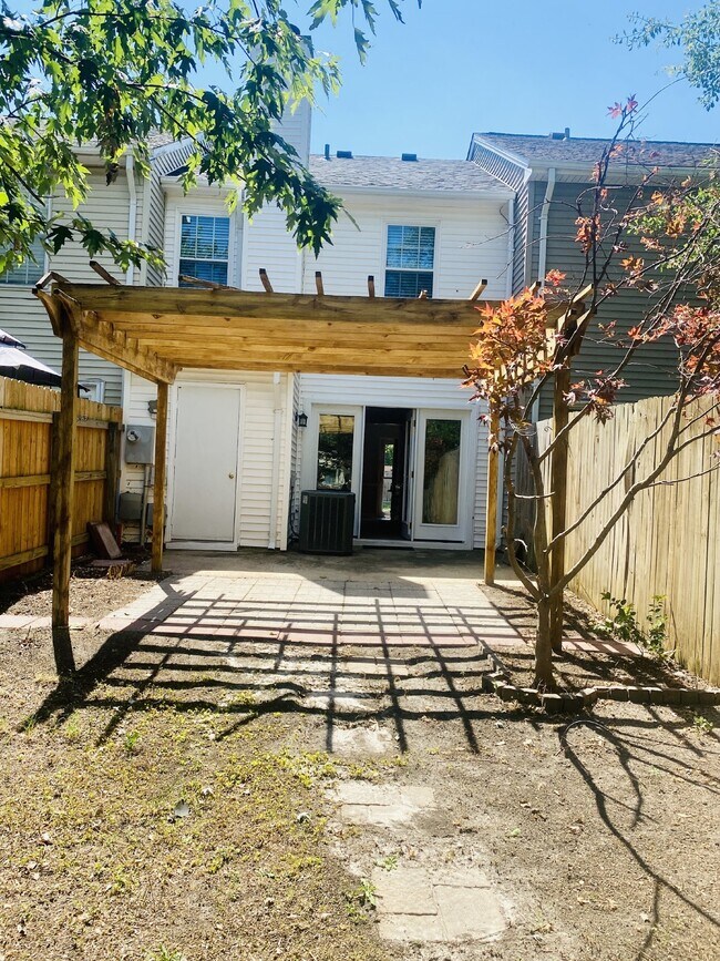 Building Photo - Beautiful 2 Bed Waterfront Townhome in Virginia Beach FOR RENT by PMI VA