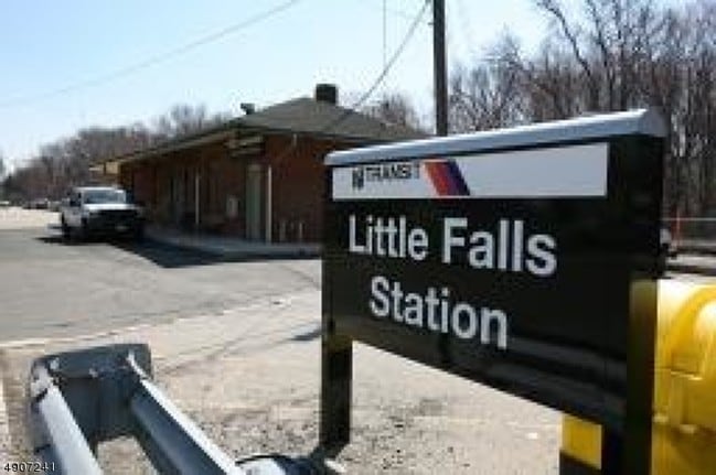 Building Photo - 300 Main St