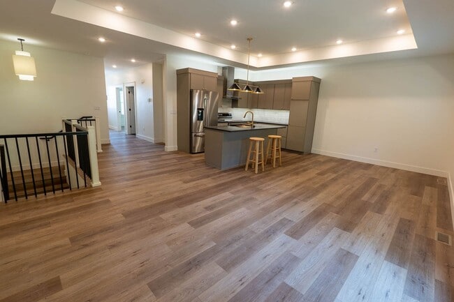 Building Photo - 4Bedroom/3bath Townhome
