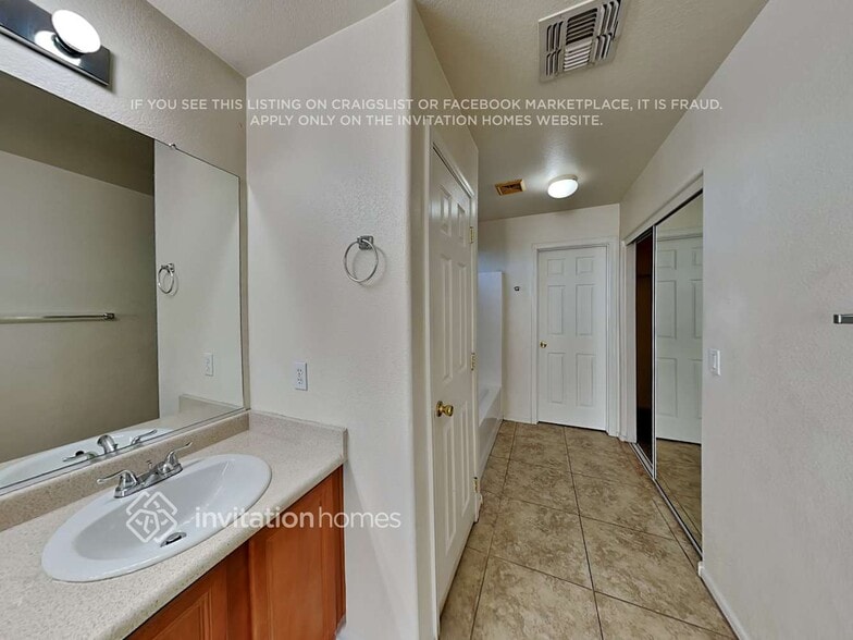 Building Photo - 828 W Roeser Rd