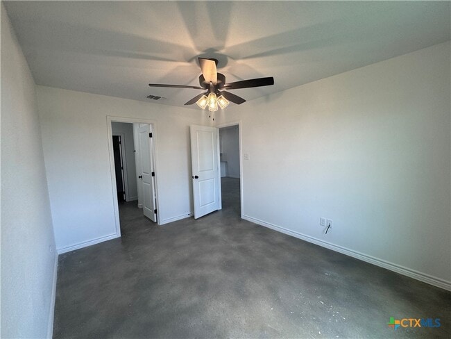 Building Photo - 907 Smoke Tree Ln