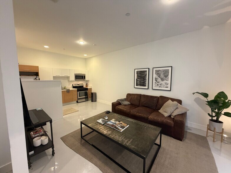 Building Photo - 2216 Main St