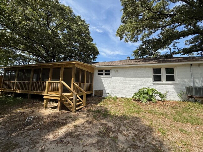 Building Photo - Nice 5 bedroom , 3 bath home located in Mobile.  $75 per applicant