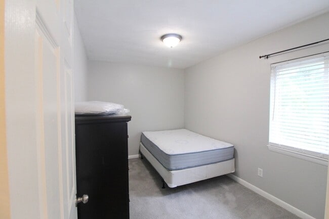Building Photo - 1384 Bradley Dr