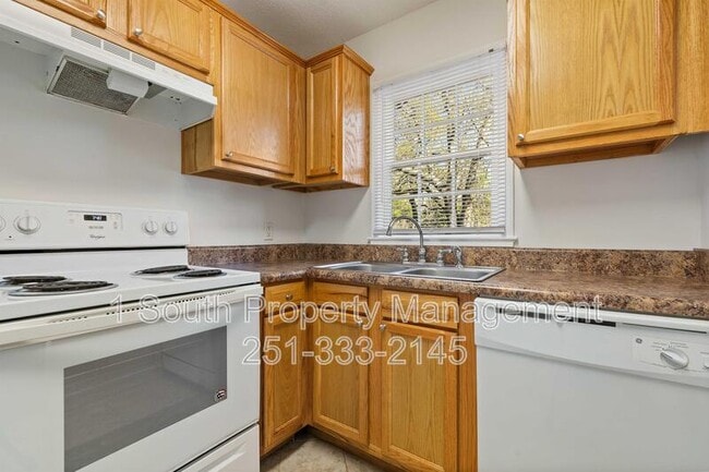 Building Photo - 212 Pinehill Dr
