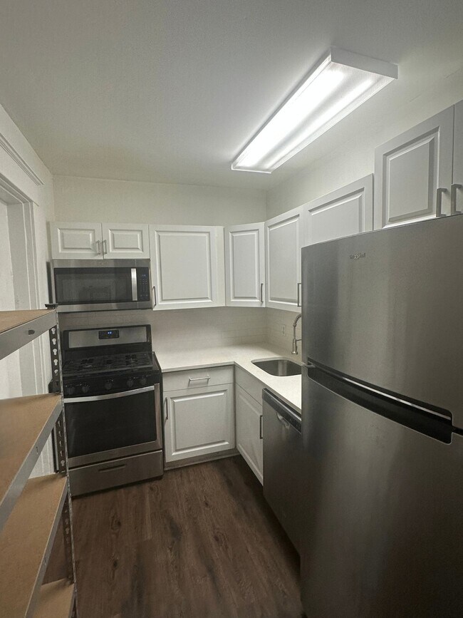 Building Photo - 656 Beach Dr NE