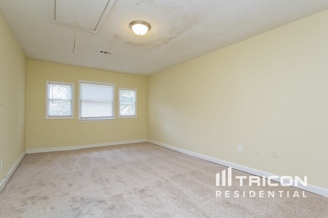 Building Photo - 3276 Lancer Dr