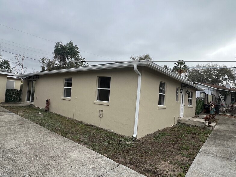 Building Photo - 4324 Hedge Dr N