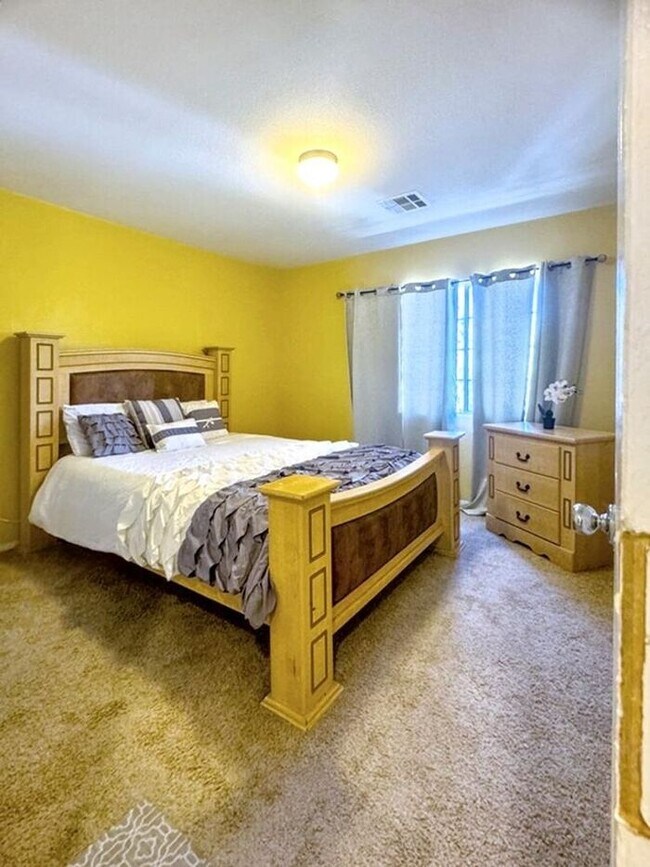 Building Photo - Welcome to your new home in North Las Vega...