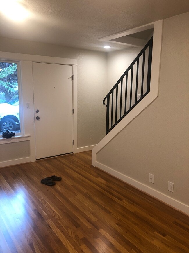 Building Photo - Taggart TownHouse Hardwood Patio Park Pets Bike Bus