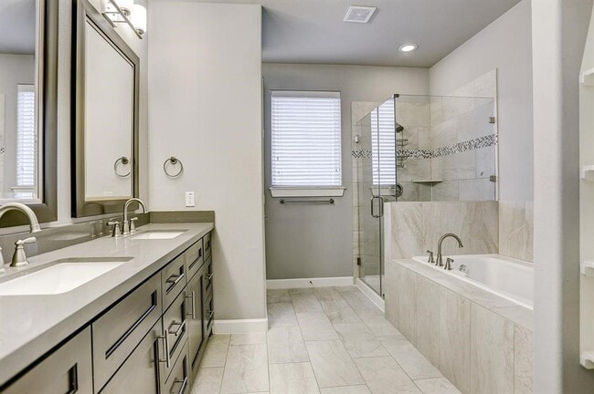 Building Photo - 1057 W 25th St