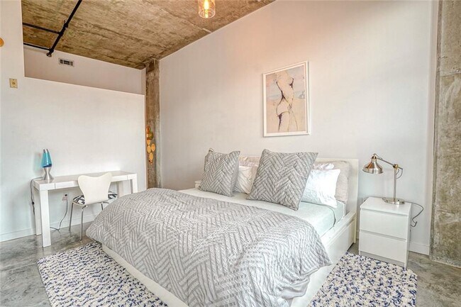 Building Photo - 245 N Highland Ave NE