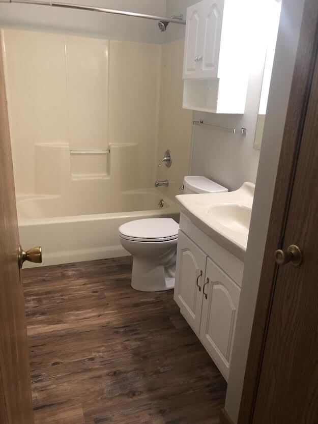 Full Bath - 209 Ritchie Ave