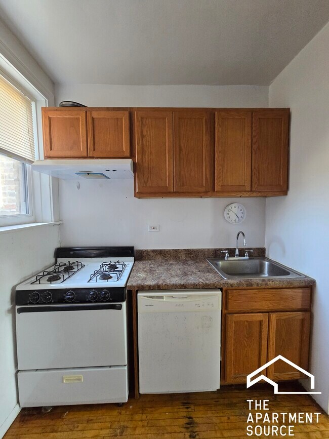Building Photo - 1364 W Estes Ave