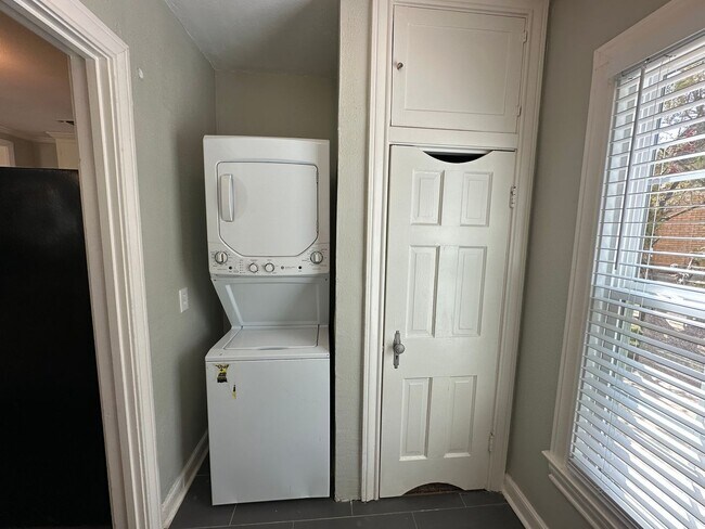 Building Photo - 514 E Charnwood St