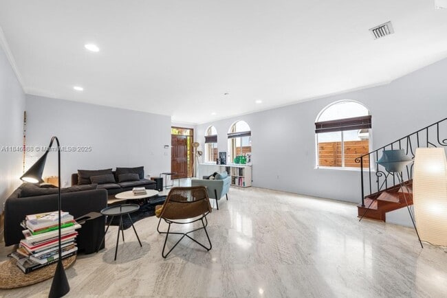 Building Photo - 3049 Mary St