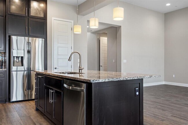 Building Photo - 5004 Mandevilla Dr