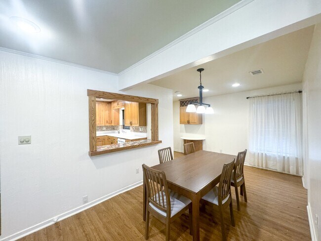 Building Photo - Adorable single story home in Landa Park E...