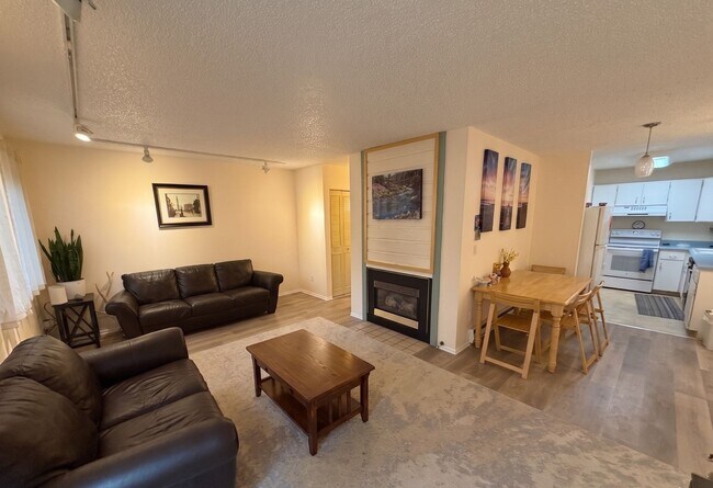 Building Photo - Spacious 3BR Townhome | 50 Yards to Coal Creek Trail!!