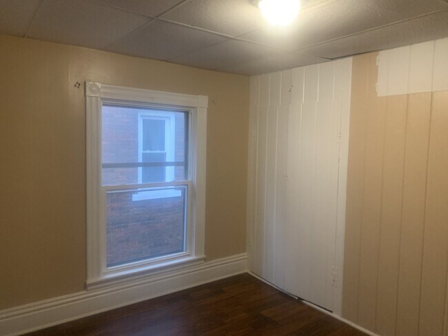 Building Photo - 2 Bedroom Upper Close to Downtown!