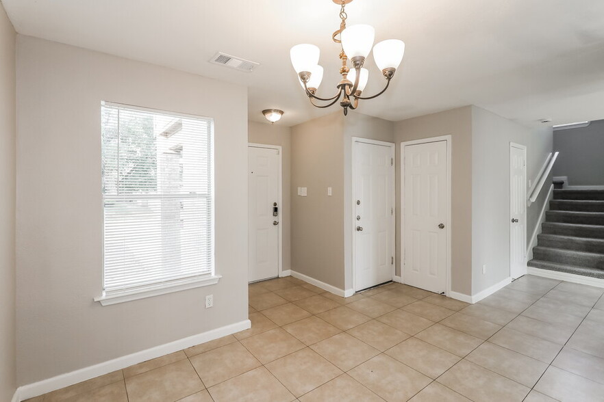 Building Photo - 7423 Village Lake Dr