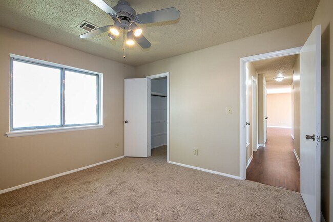 Building Photo - Spacious 3 Bed 2 Bath Condo in Tulsa!