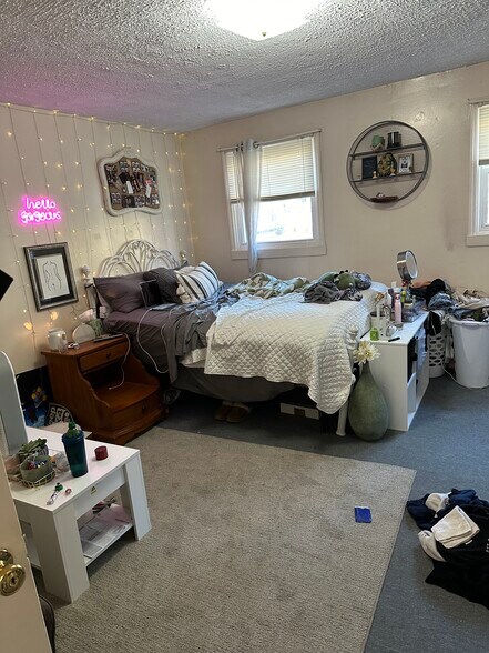 Building Photo - 108 Temple St