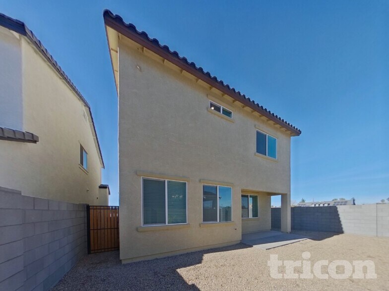 Building Photo - 1349 N Parkcrest