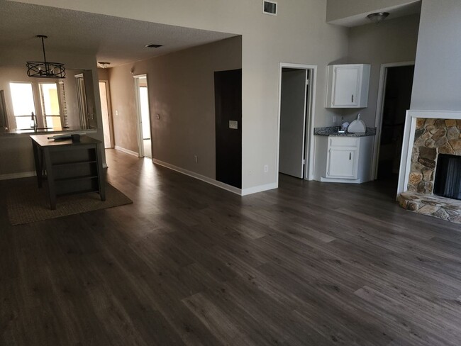 Building Photo - Beautiful 3/2 Townhome in Arlington