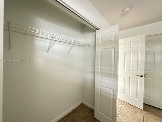 Building Photo - 1045 NE 10th Ave