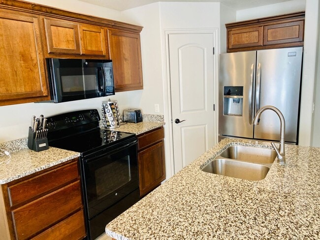 Building Photo - Beautiful Fossil Hills 3 bedroom, 2.5 bath...