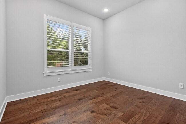 Building Photo - 909 Oak St