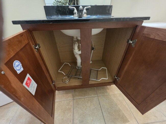 Building Photo - Spacious 4-Bedroom Home for Rent in Kings ...