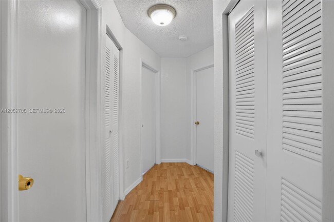 Building Photo - 6225 SW Kendale Lakes Cir
