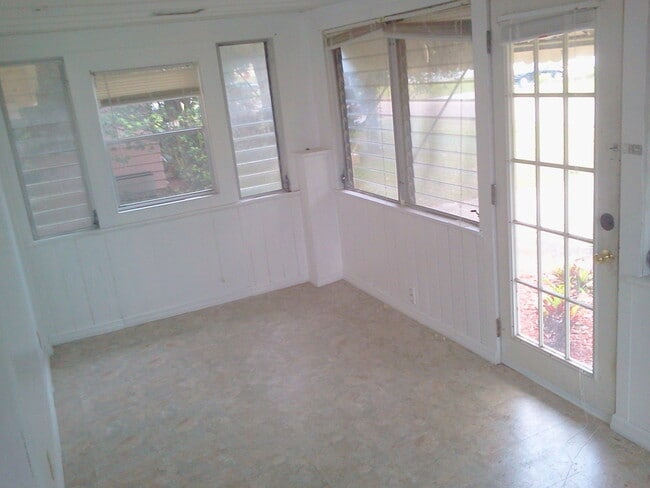 Building Photo - Cute 2BR/1BA Home w/Carport, Sun Room, Large Backyard, & Detached Utility Shed