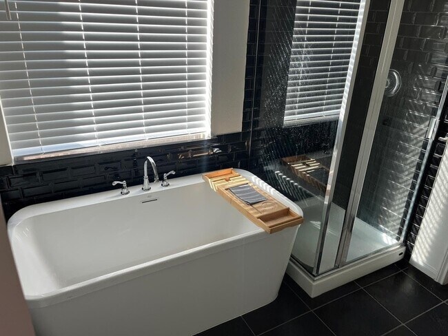 Building Photo - 10526 Wagner St