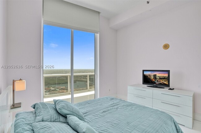 Building Photo - 16001 Collins Ave