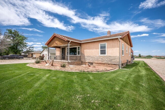 Building Photo - 3 Bedroom 2 Bath Home with Bonus Rooms and Tons of Extra Space