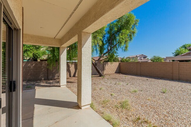 Building Photo - Spacious 4 bedroom home with full bath and...