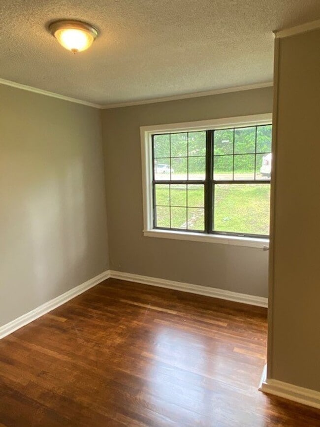 Building Photo - Renovated 2 Bedroom 1 Bath Home for Rent!